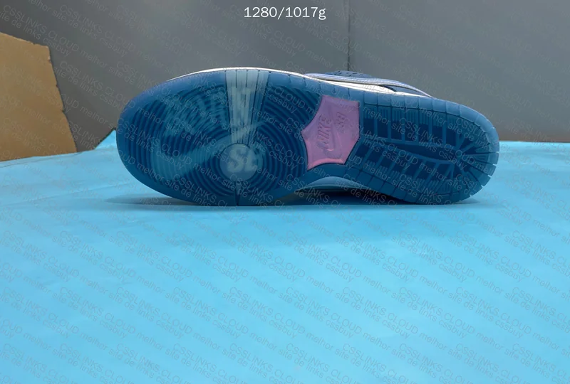 Nike dunk low born x raised 9