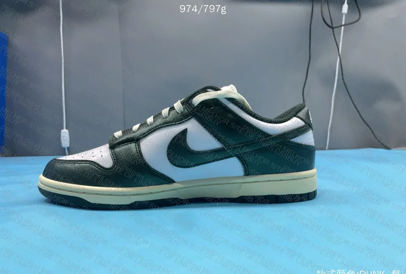 Nike Dunk Low Vintage Green 4