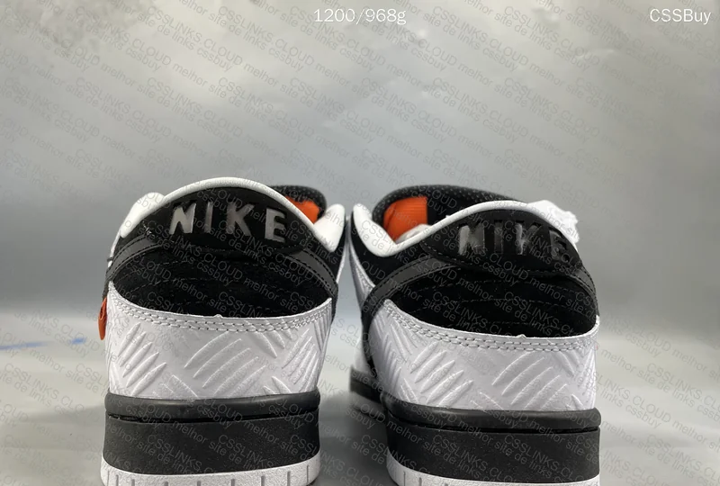 Nike Dunk SB Tightbooth 2