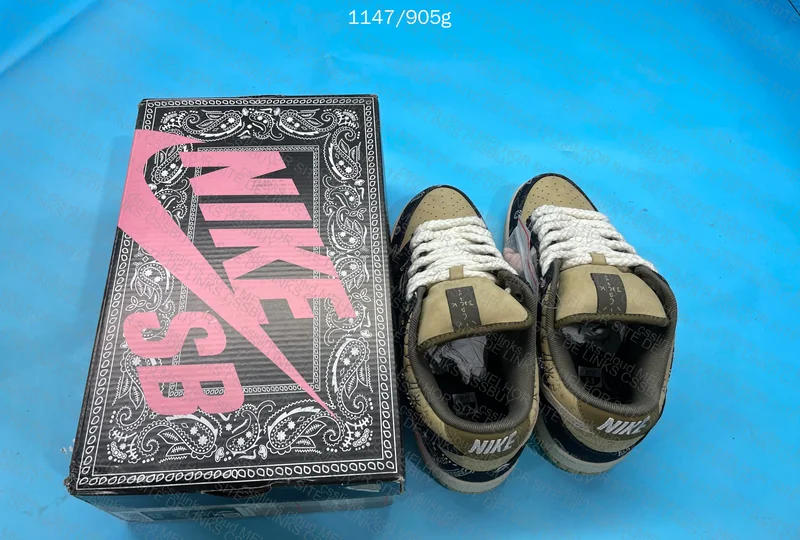 NIKE DUNK SB TRAVIS SCOTT 4
