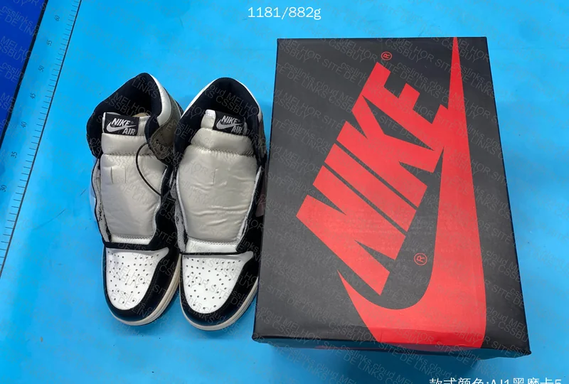 NIKE JORDAN 1