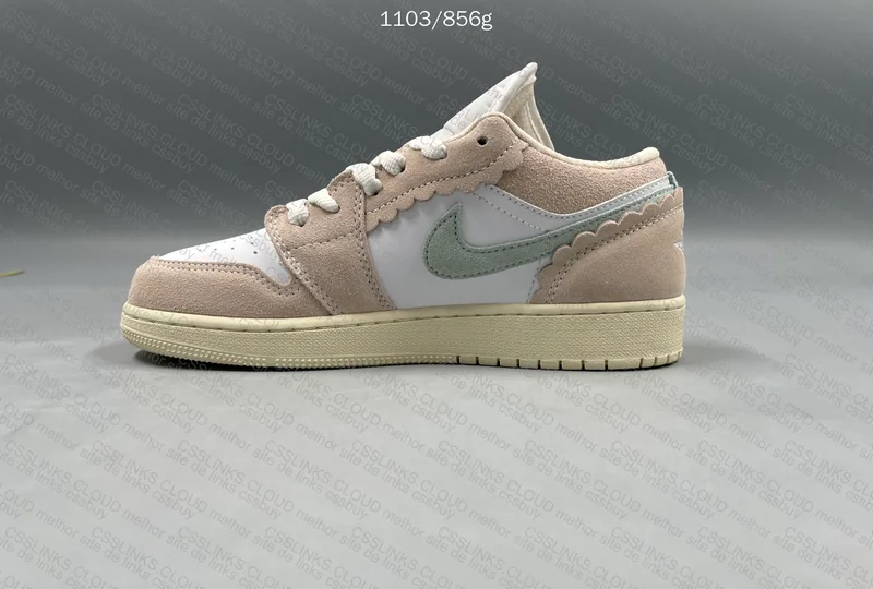Nike Jordan 1 Low - Women's 11