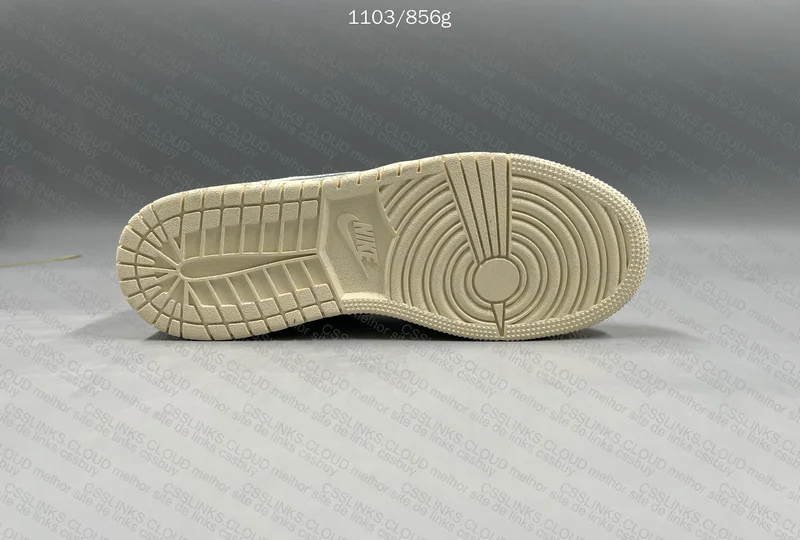Nike Jordan 1 Low - Women's 9