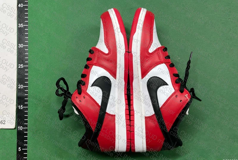 Nike SB Dunk Low Chicago 4