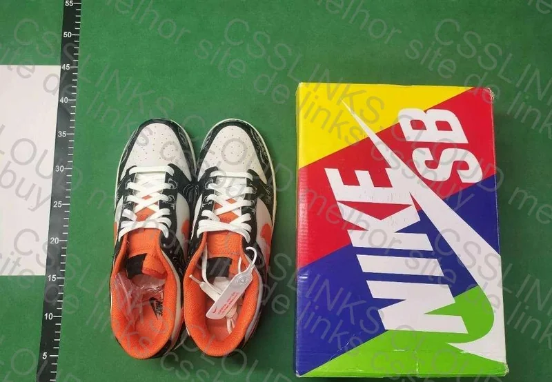 Nike SB Dunk Low (Halloween) 3