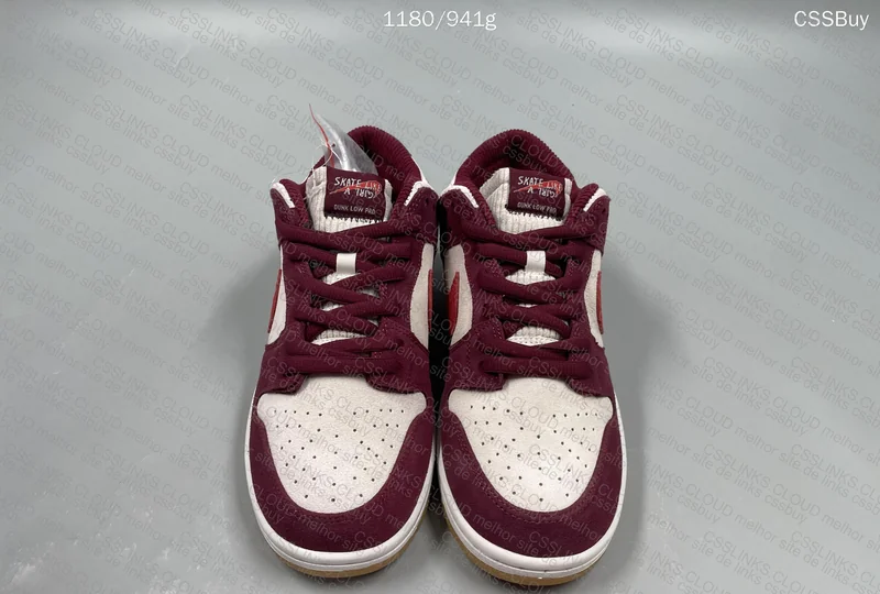 NIKE SB DUNK LOW SKATE LIKE A GIRL