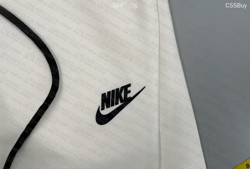 White Nike Tech Fleece 4