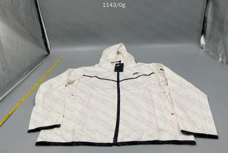 White Nike Tech Fleece 3