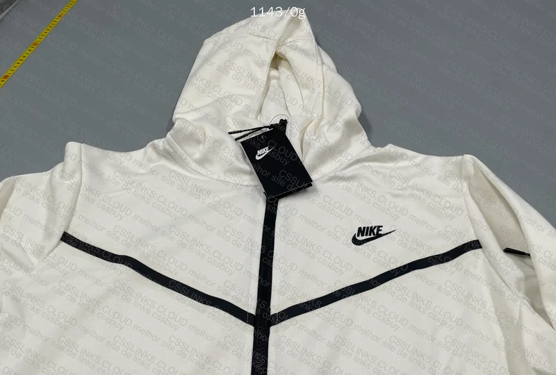 White Nike Tech Fleece 4