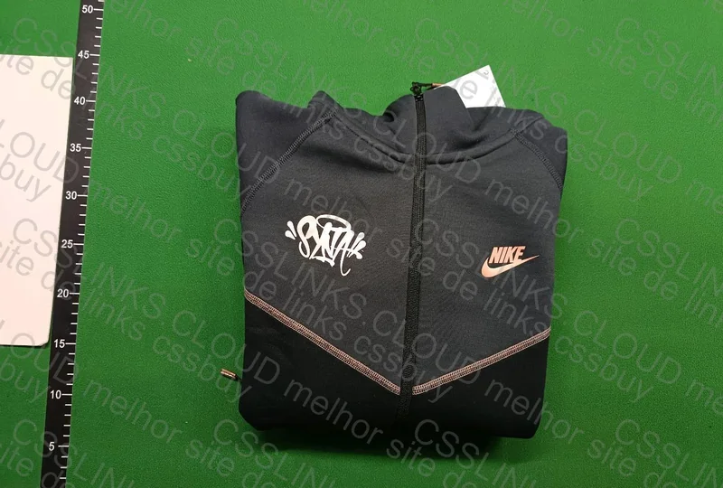 Nike Tech Syna 4