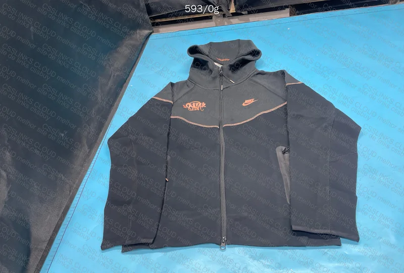 Nike Tech Syna World 3