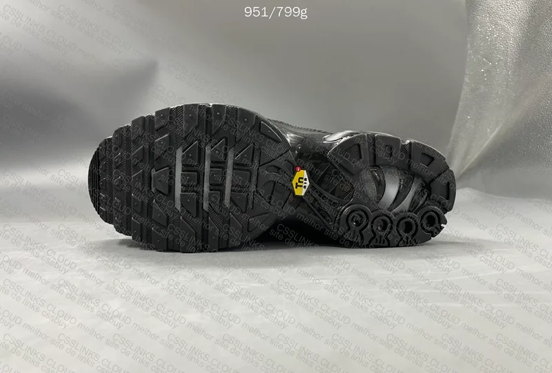Nike TN triple black 4