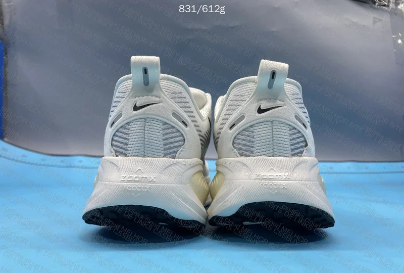 NIKE VOMERO 18 - 129Y 4