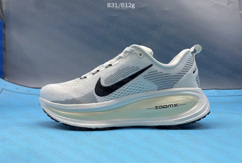 NIKE VOMERO 18 - 129Y 8
