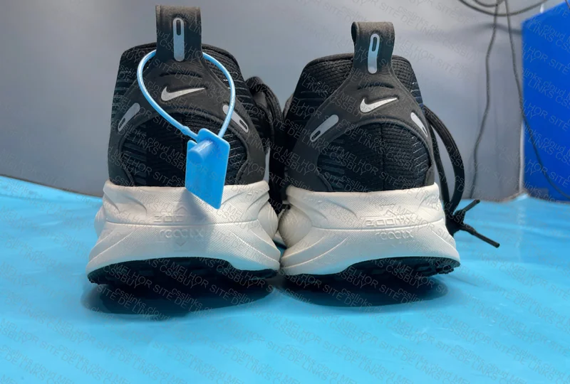 Nike Vomero 18 Black and White 3