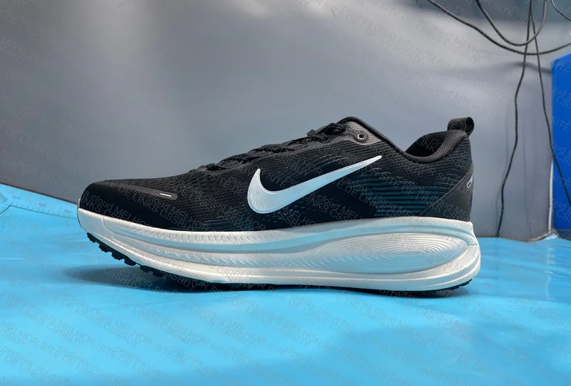 Nike Vomero 18 Black and White 4