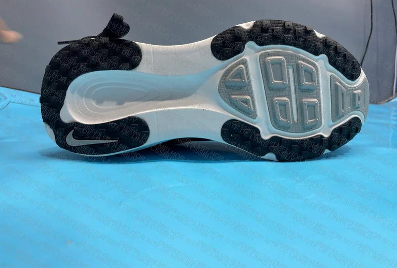 Nike Vomero 18 Black and White 6