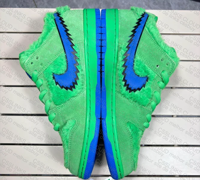 NIKE X GRATEFUL DEAD - SB DUNK LOW "GREEN BEAR" 2