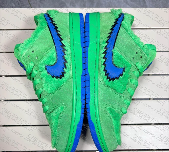 NIKE X GRATEFUL DEAD - SB DUNK LOW "GREEN BEAR" 3