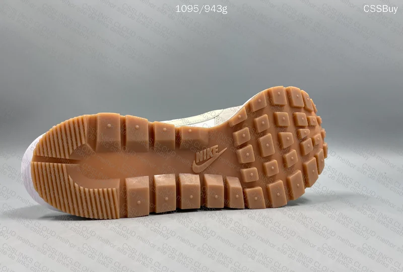 NIKE x SACAI - Vaporwaffle "Sail Gum" 2