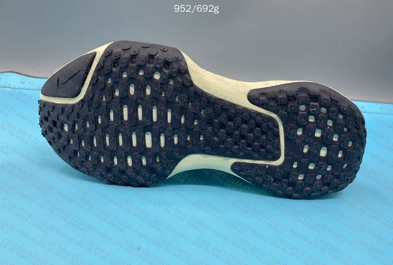Nike ZOOMX INVINCIBLE 3 4