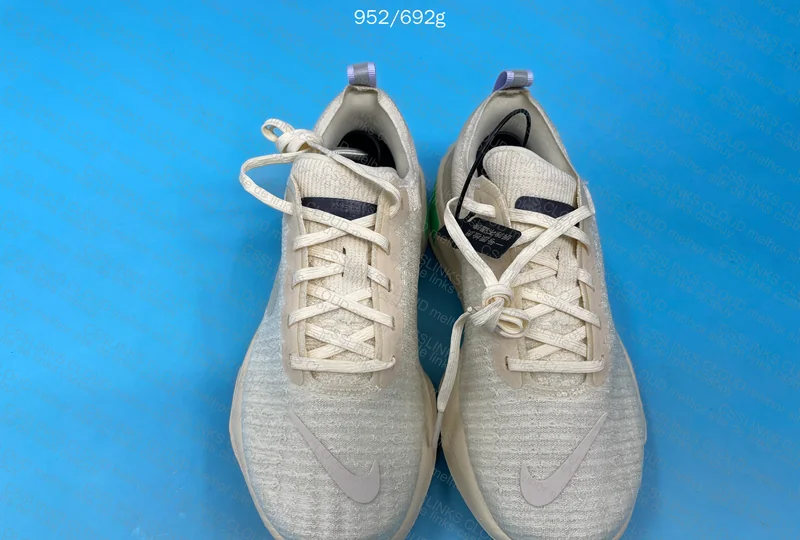 Nike ZOOMX INVINCIBLE 3 9