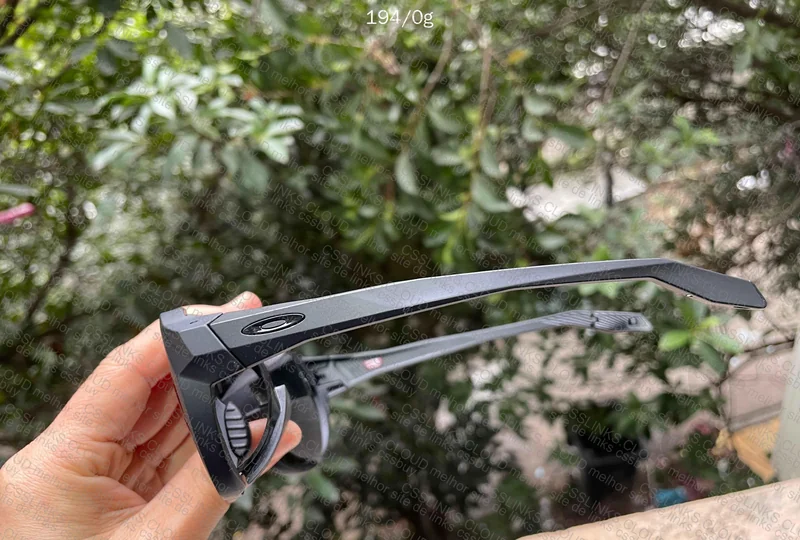 Oakley Clifden 4