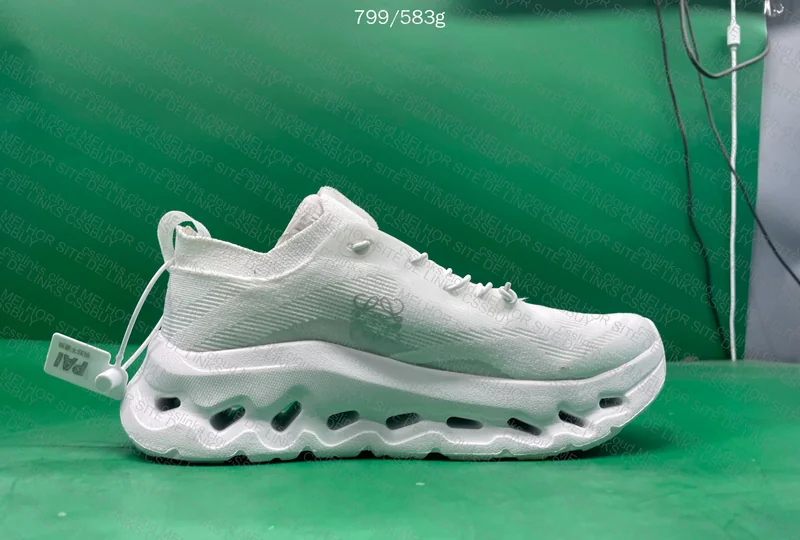 ON X LOEWE White 5