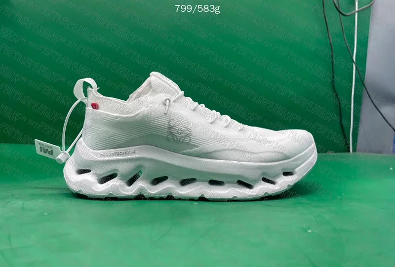 ON X LOEWE White 9
