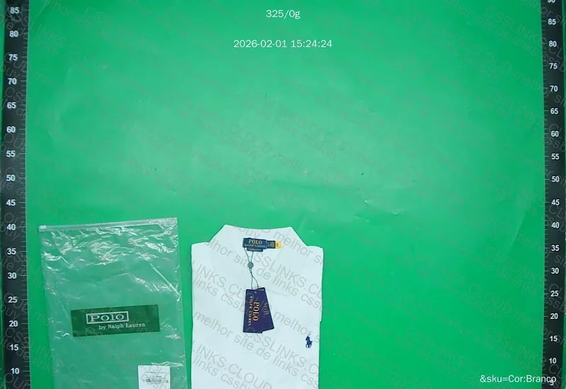 polo branca da Ralph Lauren. 2