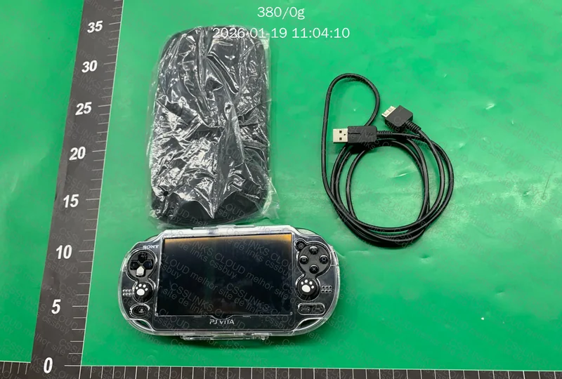 PS Vita 32GB com carregador + case brinde 3