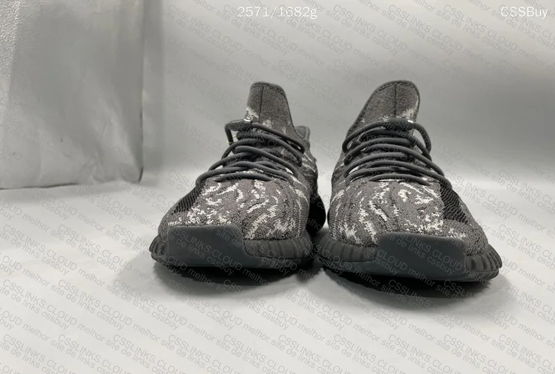 Sale Yeezy 350v2 2 for 1