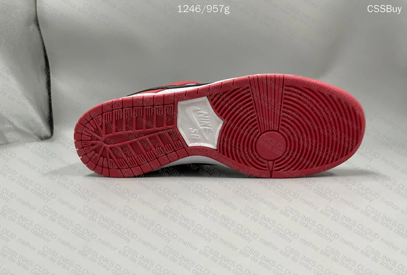 SB DUNK LOW "CHICAGO" 4