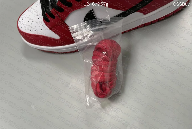 SB DUNK LOW "CHICAGO" 9