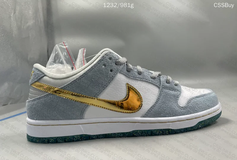 SB Dunk Low "Holiday Special" 3