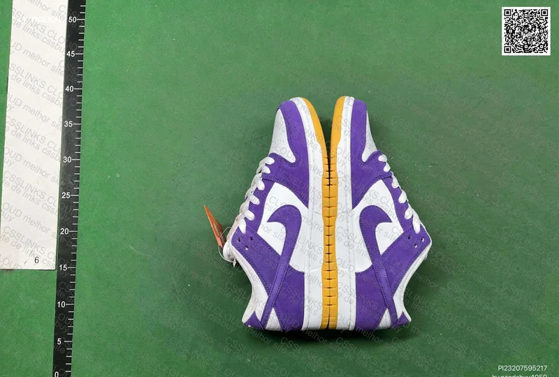 SB Dunk Low Orange Label Court Purple (M) 5
