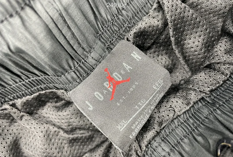Short Jordan 4