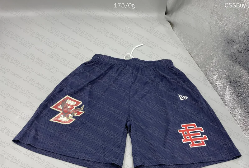 Shorts EE furadinhos