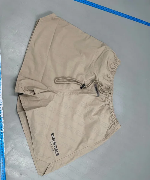 Shorts ESSENTIALS. 2