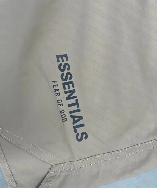 Shorts ESSENTIALS. 3