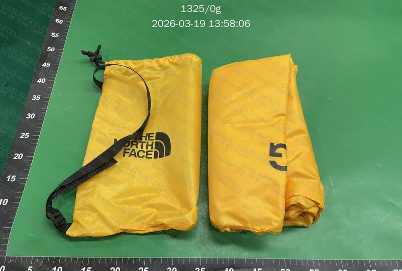 Sofa inflavel The North Face com bomba 2