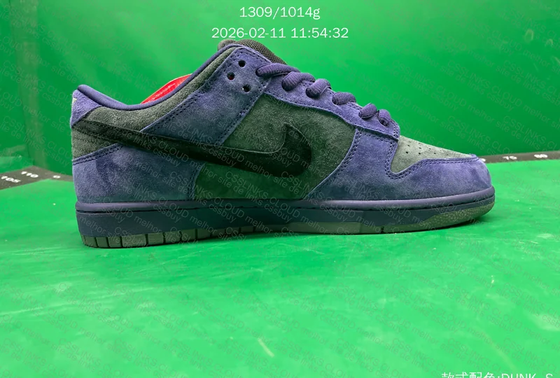 Supreme x Nike Dunk Low SB 'Ink' Purple 4