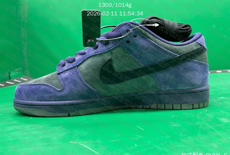 Supreme x Nike Dunk Low SB 'Ink' Purple 7
