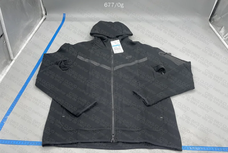Black Nike Tech Fleece Husky GL?