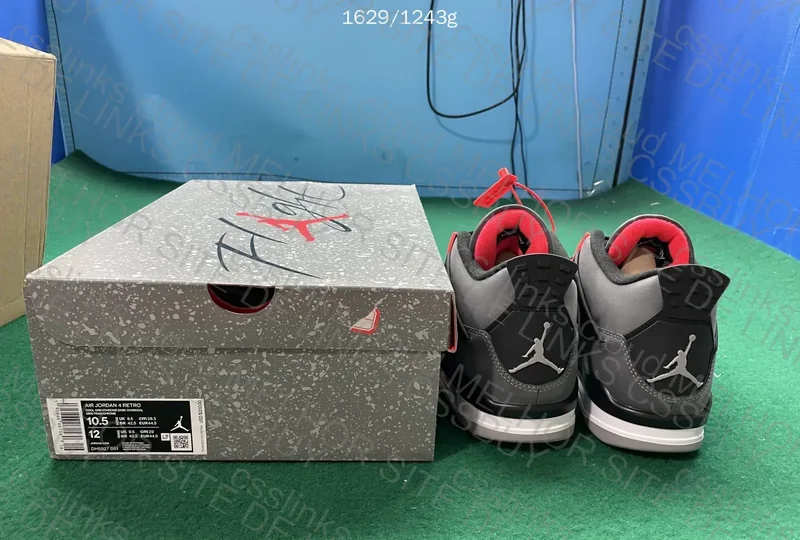 Tênis Air Jordan 4