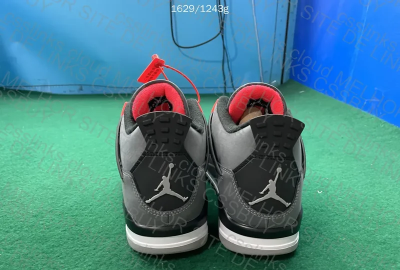 Tênis Air Jordan 4 4