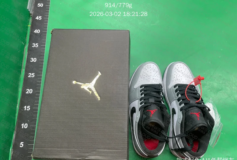 Tenis AJ1 Low 4