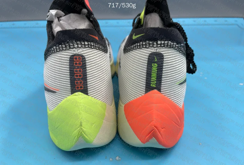 Running Sneakers with Carbon Plate