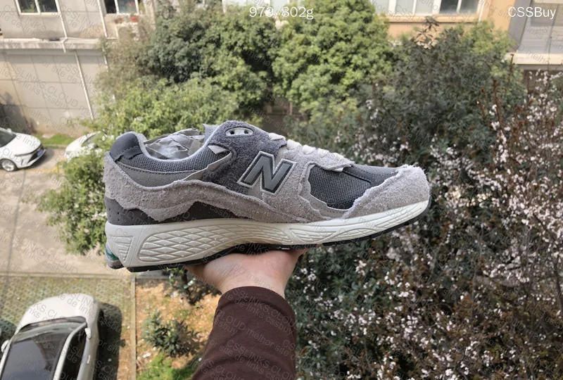 NB 2002R CxB Sneakers