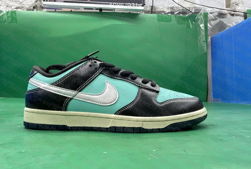 Nike SB Dunk Low Diamond Supply Co. 'Tiffany' Sneakers 3